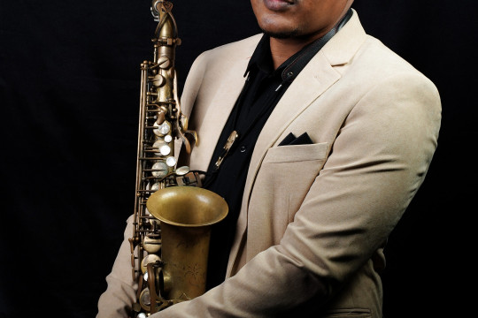 JAZZURE EN FUSION : Le saxophone vibrant de Giovani Lionel Emile